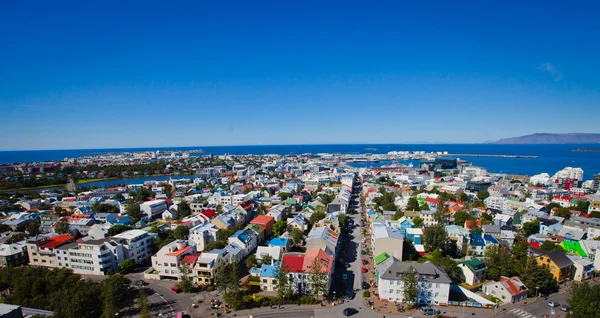 Güzel süper geniş açı havadan görünümü Reykjavik, İzlanda'nın liman ve manzarası dağlar ve şehrin ötesinde gözlem tanımlıkHallgrimskirkja katedral Kulesi gördün. — Stok fotoğraf