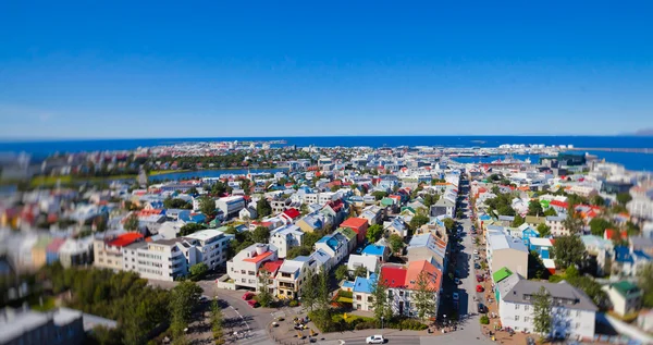 Bella vista aerea super grandangolare di Reykjavik, Islanda con montagne portuali e skyline e paesaggi oltre la città, visto dalla torre di osservazione della Cattedrale di Hallgrimskirkja . — Foto Stock