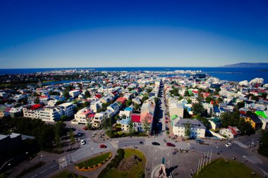 Güzel süper geniş açı havadan görünümü Reykjavik, İzlanda'nın liman ve manzarası dağlar ve şehrin ötesinde gözlem tanımlıkHallgrimskirkja katedral Kulesi gördün.