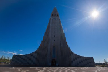 Güzel süper geniş açı havadan görünümü Reykjavik, İzlanda'nın liman ve manzarası dağlar ve şehrin ötesinde gözlem tanımlıkHallgrimskirkja katedral Kulesi gördün.