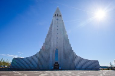 Güzel süper geniş açı havadan görünümü Reykjavik, İzlanda'nın liman ve manzarası dağlar ve şehrin ötesinde gözlem tanımlıkHallgrimskirkja katedral Kulesi gördün.