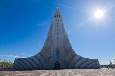 Güzel süper geniş açı havadan görünümü Reykjavik, İzlanda'nın liman ve manzarası dağlar ve şehrin ötesinde gözlem tanımlıkHallgrimskirkja katedral Kulesi gördün.