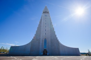 Güzel süper geniş açı havadan görünümü Reykjavik, İzlanda'nın liman ve manzarası dağlar ve şehrin ötesinde gözlem tanımlıkHallgrimskirkja katedral Kulesi gördün.