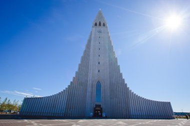 Güzel süper geniş açı havadan görünümü Reykjavik, İzlanda'nın liman ve manzarası dağlar ve şehrin ötesinde gözlem tanımlıkHallgrimskirkja katedral Kulesi gördün.