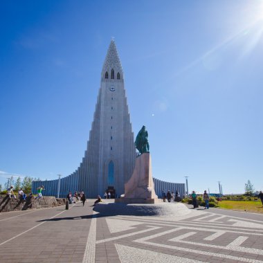 Güzel süper geniş açı havadan görünümü Reykjavik, İzlanda'nın liman ve manzarası dağlar ve şehrin ötesinde gözlem tanımlıkHallgrimskirkja katedral Kulesi gördün.