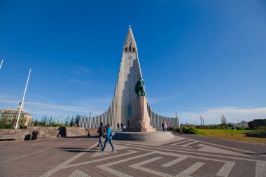 Güzel süper geniş açı havadan görünümü Reykjavik, İzlanda'nın liman ve manzarası dağlar ve şehrin ötesinde gözlem tanımlıkHallgrimskirkja katedral Kulesi gördün.