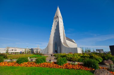 Güzel süper geniş açı havadan görünümü Reykjavik, İzlanda'nın liman ve manzarası dağlar ve şehrin ötesinde gözlem tanımlıkHallgrimskirkja katedral Kulesi gördün.