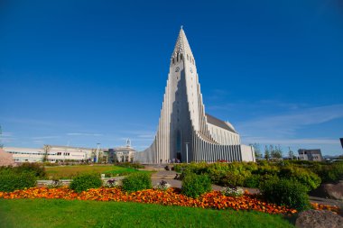 Güzel süper geniş açı havadan görünümü Reykjavik, İzlanda'nın liman ve manzarası dağlar ve şehrin ötesinde gözlem tanımlıkHallgrimskirkja katedral Kulesi gördün.