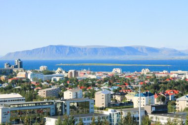 Güzel süper geniş açı havadan görünümü Reykjavik, İzlanda'nın liman ve manzarası dağlar ve şehrin ötesinde gözlem tanımlıkHallgrimskirkja katedral Kulesi gördün.