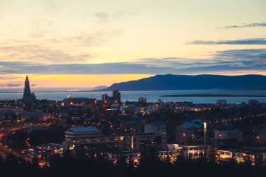 Güzel süper geniş açı havadan görünümü Reykjavik, İzlanda'nın liman ve manzarası dağlar ve şehrin ötesinde gözlem tanımlıkHallgrimskirkja katedral Kulesi gördün.