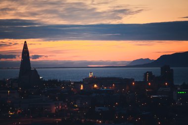 Güzel süper geniş açı havadan görünümü Reykjavik, İzlanda'nın liman ve manzarası dağlar ve şehrin ötesinde gözlem tanımlıkHallgrimskirkja katedral Kulesi gördün.
