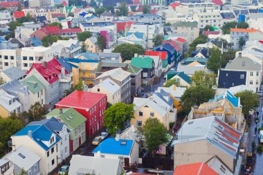 Güzel süper geniş açı havadan görünümü Reykjavik, İzlanda'nın liman ve manzarası dağlar ve şehrin ötesinde gözlem tanımlıkHallgrimskirkja katedral Kulesi gördün.