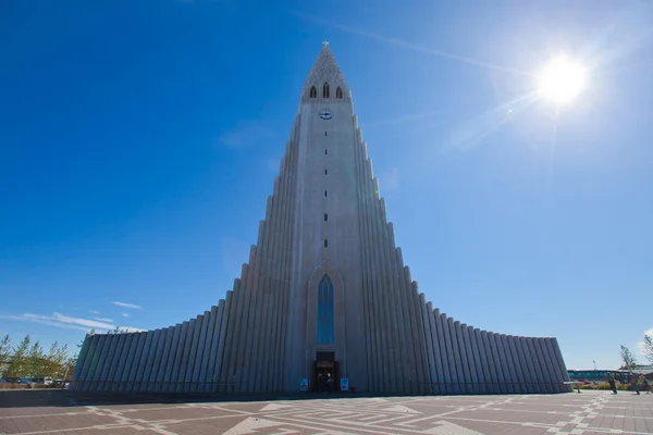 Bella vista aerea super grandangolare di Reykjavik, Islanda con montagne portuali e skyline e paesaggi oltre la città, visto dalla torre di osservazione della Cattedrale di Hallgrimskirkja . — Foto Stock