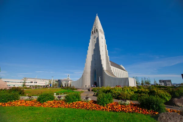 Beautiful super wide-angle aerial view of Reykjavik, Iceland with harbor and skyline mountains and scenery beyond the city, seen from the observation tower of Hallgrimskirkja Cathedral. — Stock Photo, Image