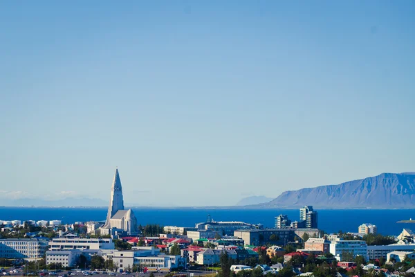 Piękny super szeroki kąt widok z lotu ptaka Reykjavik, Islandia z portu i panoramę gór i dekoracje poza miasto, widziałem z obserwacji wieża Hallgrímskirkja katedry. — Zdjęcie stockowe