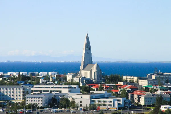 港とスカイラインの山々 と都市を越えてハットルグリムス大聖堂の観測塔からの風景のレイキャビク、アイスランドの美しいの超広角撮. — ストック写真
