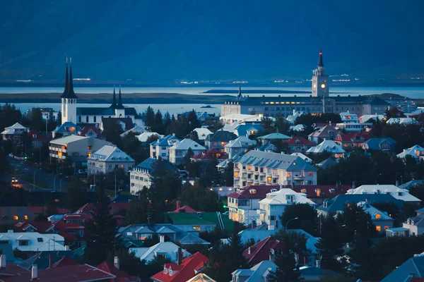 Bella vista aerea super grandangolare di Reykjavik, Islanda con montagne portuali e skyline e paesaggi oltre la città, visto dalla torre di osservazione della Cattedrale di Hallgrimskirkja . — Foto Stock