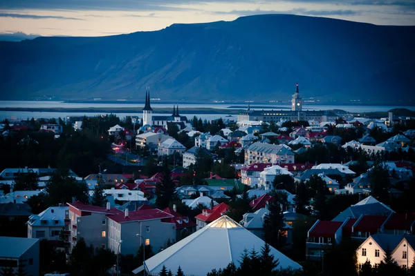Belle vue aérienne super grand angle de Reykjavik, Islande avec des montagnes portuaires et skyline et des paysages au-delà de la ville, vue de la tour d'observation de la cathédrale de Hallgrimskirkja . — Photo