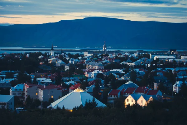 Belle vue aérienne super grand angle de Reykjavik, Islande avec des montagnes portuaires et skyline et des paysages au-delà de la ville, vue de la tour d'observation de la cathédrale de Hallgrimskirkja . — Photo