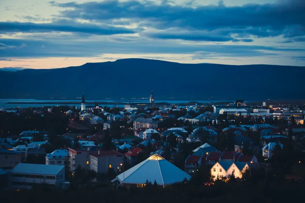 Gyönyörű szuper nagy látószögű légi felvétel a Reykjavik, Izland-kikötő és a skyline a hegyek és a táj túl a város látható a megfigyelő torony a Hallgrimskirkja székesegyház. — Stock Fotó