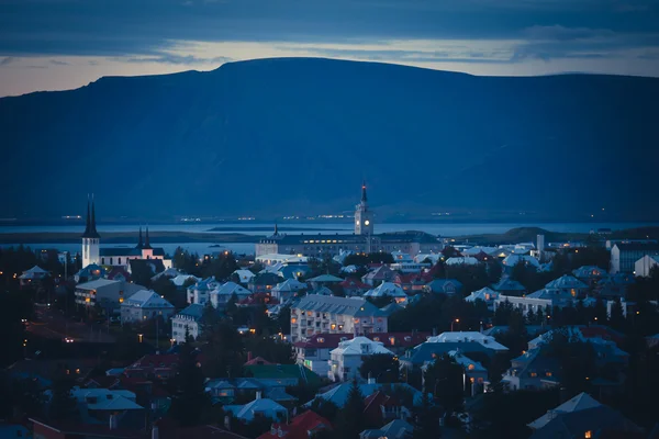 Belle vue aérienne super grand angle de Reykjavik, Islande avec des montagnes portuaires et skyline et des paysages au-delà de la ville, vue de la tour d'observation de la cathédrale de Hallgrimskirkja . — Photo