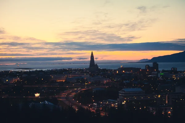 Gyönyörű szuper nagy látószögű légi felvétel a Reykjavik, Izland-kikötő és a skyline a hegyek és a táj túl a város látható a megfigyelő torony a Hallgrimskirkja székesegyház. — Stock Fotó