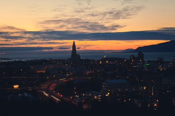 Wunderschöne Super-Weitwinkel-Luftaufnahme von Reykjavik, Island mit Hafen und Skyline Berge und Landschaft außerhalb der Stadt, vom Aussichtsturm der Hallgrimskirkja Kathedrale aus gesehen. — Stockfoto