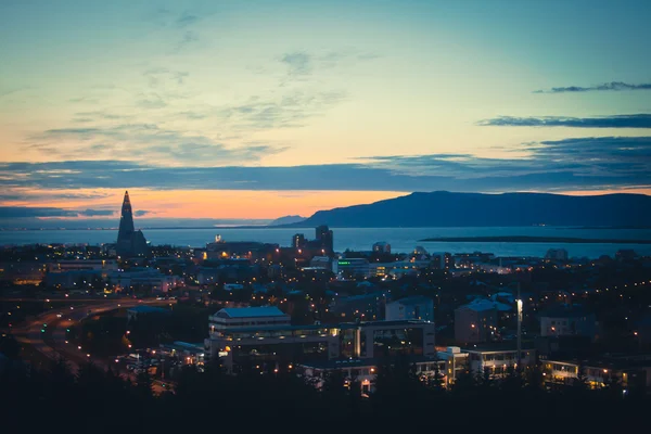 Güzel süper geniş açı havadan görünümü Reykjavik, İzlanda'nın liman ve manzarası dağlar ve şehrin ötesinde gözlem tanımlıkHallgrimskirkja katedral Kulesi gördün. — Stok fotoğraf