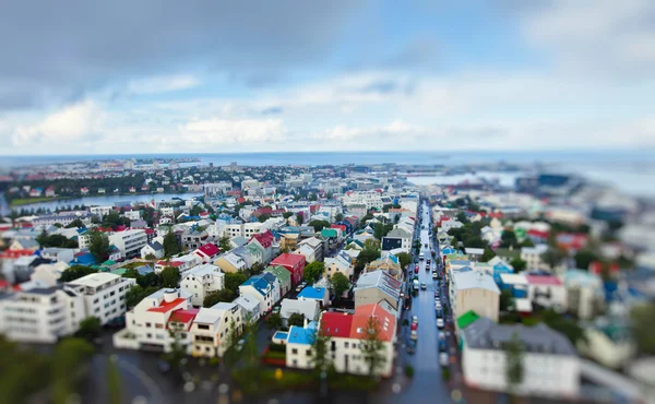 Vakker utsikt over Reykjavik, Island med havne- og skyline-fjell og landskap bortenfor byen, sett fra observasjonstårnet i Hallgrimskirkja domkirke . – stockfoto