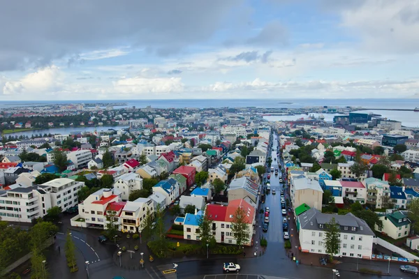 Güzel süper geniş açı havadan görünümü Reykjavik, İzlanda'nın liman ve manzarası dağlar ve şehrin ötesinde gözlem tanımlıkHallgrimskirkja katedral Kulesi gördün. — Stok fotoğraf