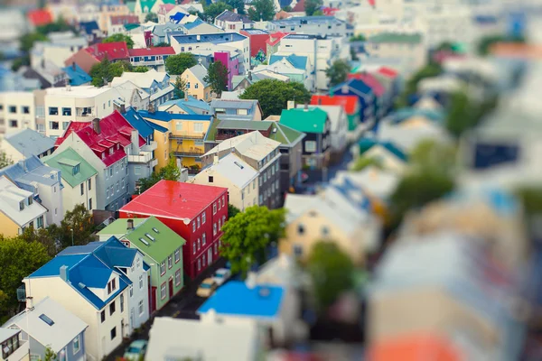 Hermosa vista aérea super gran angular de Reykjavik, Islandia, con el puerto y el horizonte montañas y paisajes más allá de la ciudad, visto desde la torre de observación de la catedral de Hallgrimskirkja . — Foto de Stock