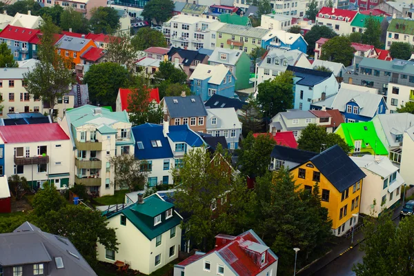 Güzel süper geniş açı havadan görünümü Reykjavik, İzlanda'nın liman ve manzarası dağlar ve şehrin ötesinde gözlem tanımlıkHallgrimskirkja katedral Kulesi gördün.