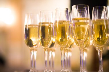 Farklı renkli kokteyller ile dekore edilmiş catering buket masada açık hava Noel partisi üzerinde bir açık hava partisi, tekila, martini, votka ve diğerleri üzerinde duman güzel hat