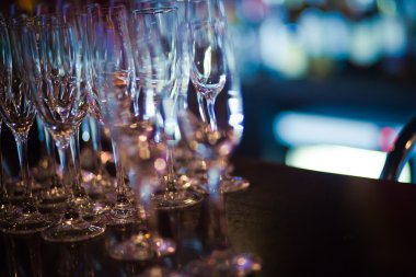 Farklı renkli kokteyller ile dekore edilmiş catering buket masada açık hava Noel partisi üzerinde bir açık hava partisi, tekila, martini, votka ve diğerleri üzerinde duman güzel hat