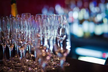 Farklı renkli kokteyller ile dekore edilmiş catering buket masada açık hava Noel partisi üzerinde bir açık hava partisi, tekila, martini, votka ve diğerleri üzerinde duman güzel hat