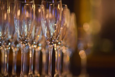 Farklı renkli kokteyller ile dekore edilmiş catering buket masada açık hava Noel partisi üzerinde bir açık hava partisi, tekila, martini, votka ve diğerleri üzerinde duman güzel hat