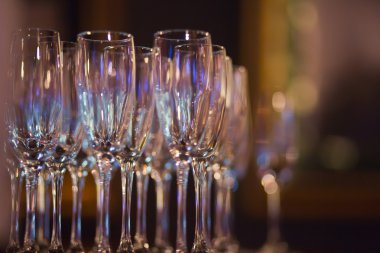 Farklı renkli kokteyller ile dekore edilmiş catering buket masada açık hava Noel partisi üzerinde bir açık hava partisi, tekila, martini, votka ve diğerleri üzerinde duman güzel hat