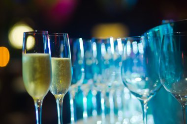 Farklı renkli kokteyller ile dekore edilmiş catering buket masada açık hava Noel partisi üzerinde bir açık hava partisi, tekila, martini, votka ve diğerleri üzerinde duman güzel hat