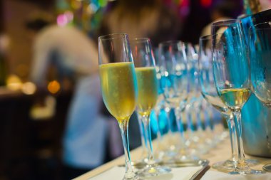 Farklı renkli kokteyller ile dekore edilmiş catering buket masada açık hava Noel partisi üzerinde bir açık hava partisi, tekila, martini, votka ve diğerleri üzerinde duman güzel hat