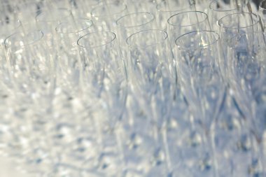 Farklı renkli kokteyller ile dekore edilmiş catering buket masada açık hava Noel partisi üzerinde bir açık hava partisi, tekila, martini, votka ve diğerleri üzerinde duman güzel hat