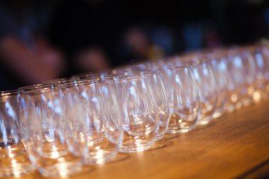 Farklı renkli kokteyller ile dekore edilmiş catering buket masada açık hava Noel partisi üzerinde bir açık hava partisi, tekila, martini, votka ve diğerleri üzerinde duman güzel hat
