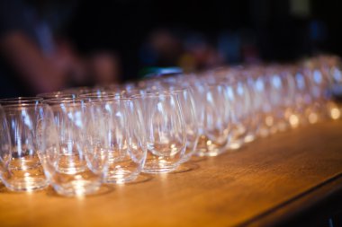 Farklı renkli kokteyller ile dekore edilmiş catering buket masada açık hava Noel partisi üzerinde bir açık hava partisi, tekila, martini, votka ve diğerleri üzerinde duman güzel hat