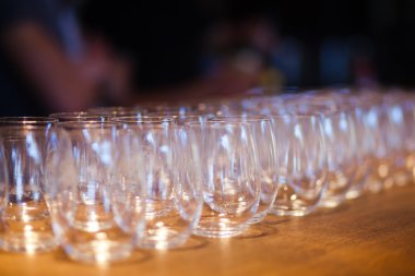 Farklı renkli kokteyller ile dekore edilmiş catering buket masada açık hava Noel partisi üzerinde bir açık hava partisi, tekila, martini, votka ve diğerleri üzerinde duman güzel hat