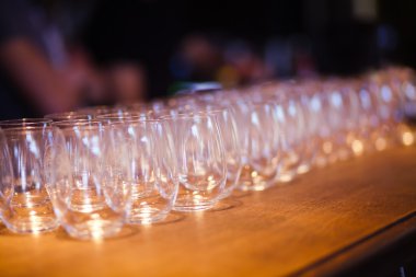 Farklı renkli kokteyller ile dekore edilmiş catering buket masada açık hava Noel partisi üzerinde bir açık hava partisi, tekila, martini, votka ve diğerleri üzerinde duman güzel hat