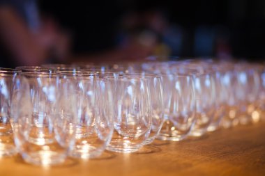 Farklı renkli kokteyller ile dekore edilmiş catering buket masada açık hava Noel partisi üzerinde bir açık hava partisi, tekila, martini, votka ve diğerleri üzerinde duman güzel hat