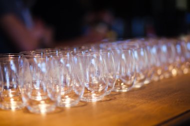 Farklı renkli kokteyller ile dekore edilmiş catering buket masada açık hava Noel partisi üzerinde bir açık hava partisi, tekila, martini, votka ve diğerleri üzerinde duman güzel hat