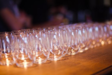 Farklı renkli kokteyller ile dekore edilmiş catering buket masada açık hava Noel partisi üzerinde bir açık hava partisi, tekila, martini, votka ve diğerleri üzerinde duman güzel hat