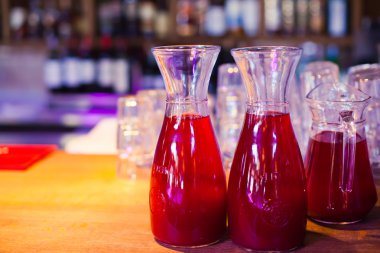 Farklı renkli kokteyller ile dekore edilmiş catering buket masada açık hava Noel partisi üzerinde bir açık hava partisi, tekila, martini, votka ve diğerleri üzerinde duman güzel hat