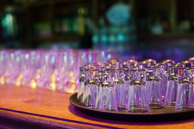 Farklı renkli kokteyller ile dekore edilmiş catering buket masada açık hava Noel partisi üzerinde bir açık hava partisi, tekila, martini, votka ve diğerleri üzerinde duman güzel hat