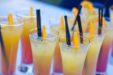 Farklı renkli kokteyller ile dekore edilmiş catering buket masada açık hava Noel partisi üzerinde bir açık hava partisi, tekila, martini, votka ve diğerleri üzerinde duman güzel hat